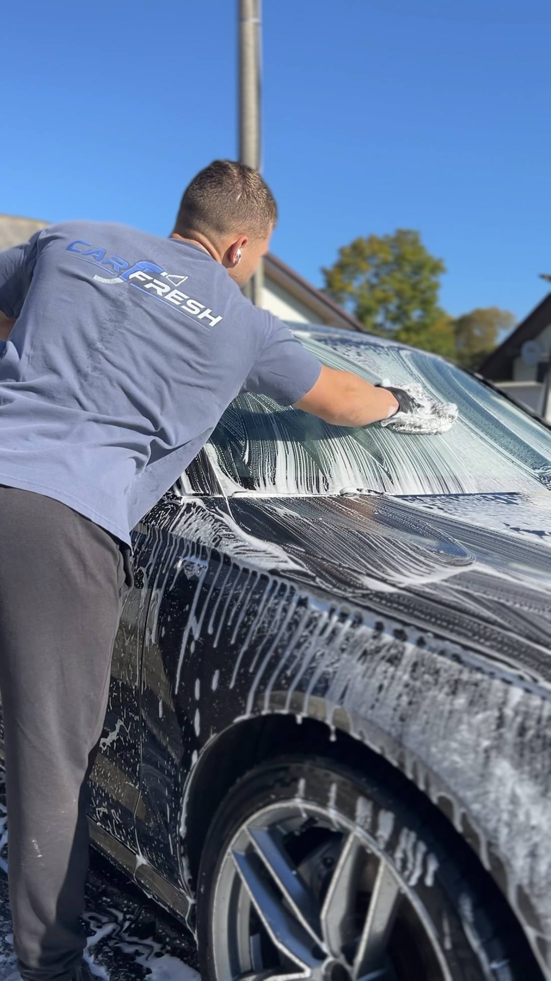 Pracovník CarFresh ručne umýva auto